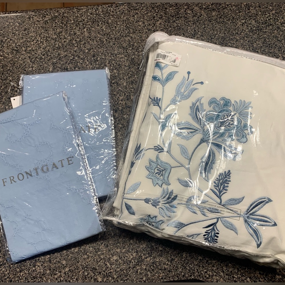 Frontgate Ceylon duvet cover and resort medallion shams. New is package
